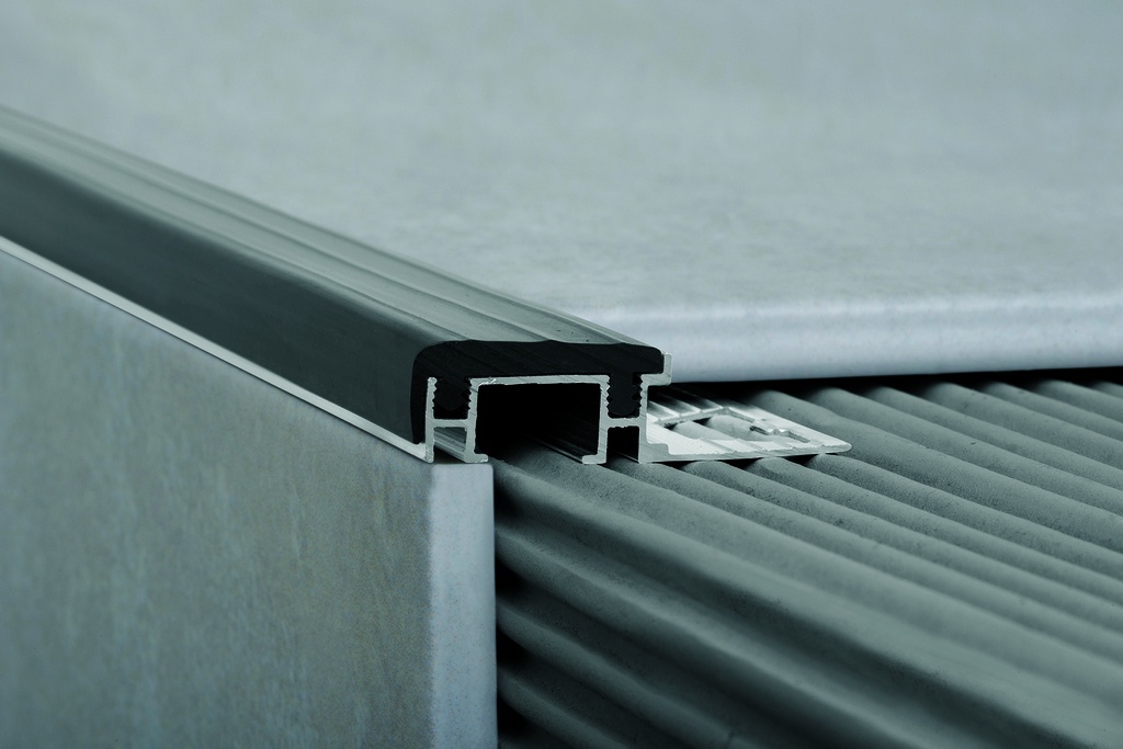 ALUM/PVC PROT ESCALON 10x30mm x 2,5m NEGRO