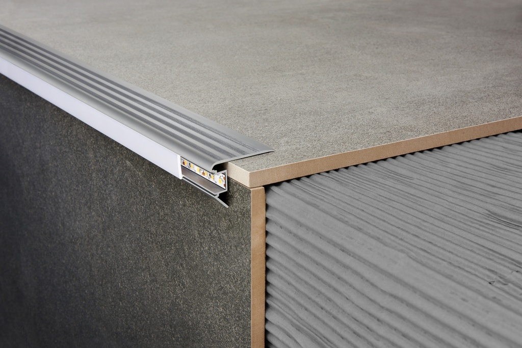 LUMIERE NARIZ ESC. LED 30x45mm x2,5m CROMO MATE